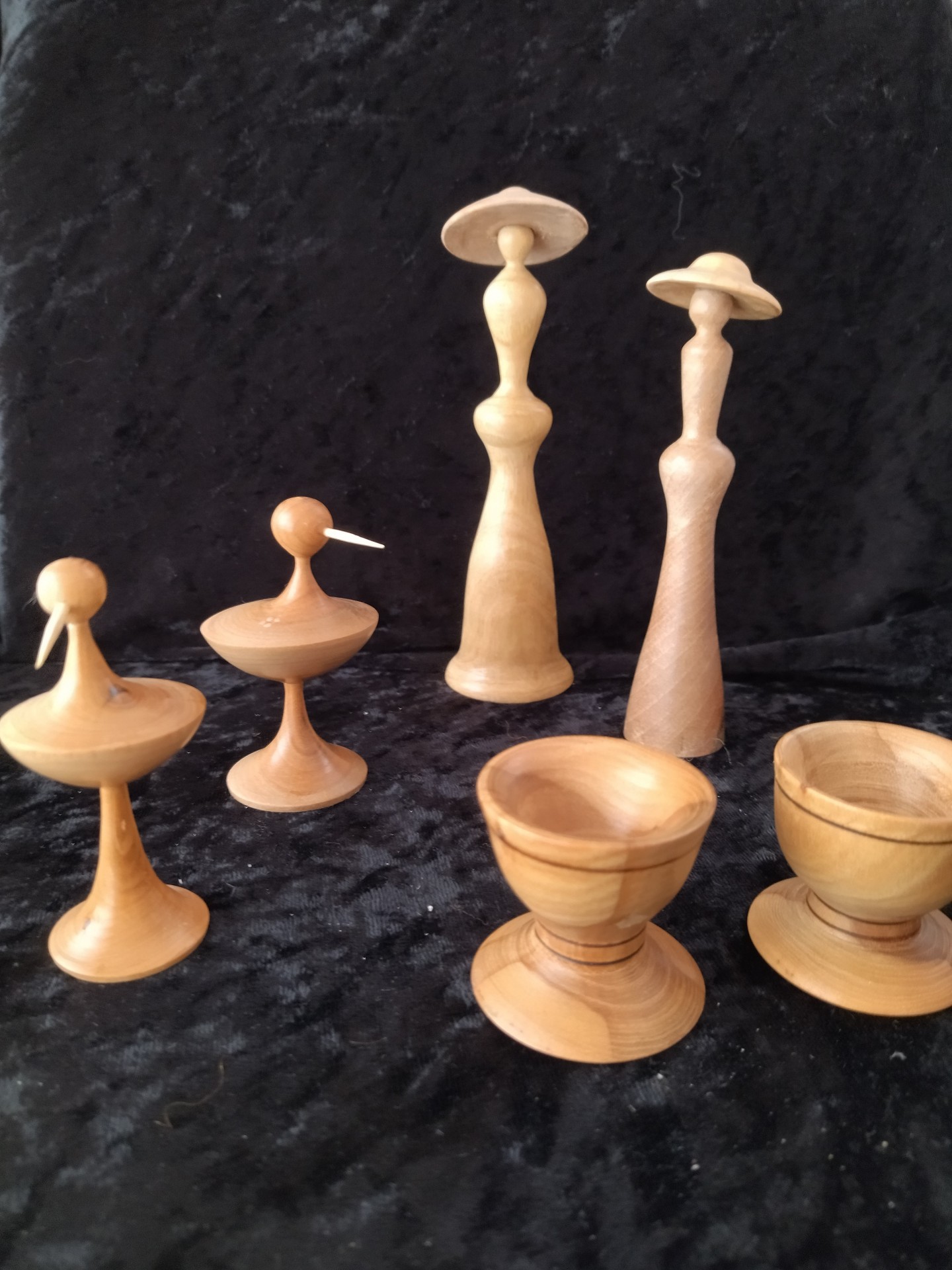 Figurines et coquetiers bois
