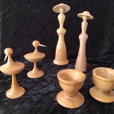 Figurines et coquetiers bois